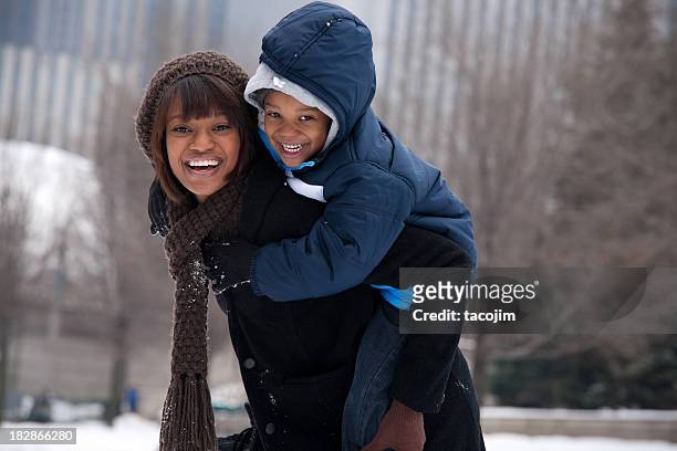 chicago winter-mutter und sohn - kids playing snow stock-fotos und bilder