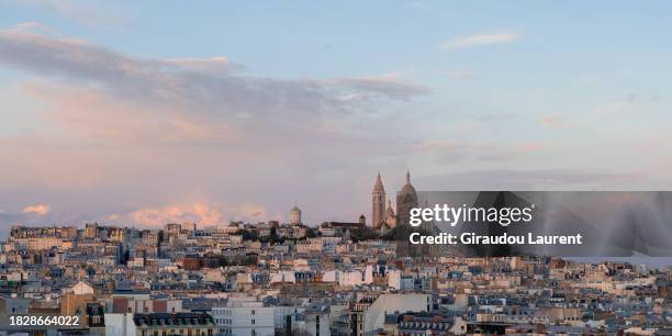 laurent giraudou / the sacré coeur basilica on top of montmartre hill - basílica del sagrado corazón de montmartre fotografías e imágenes de stock