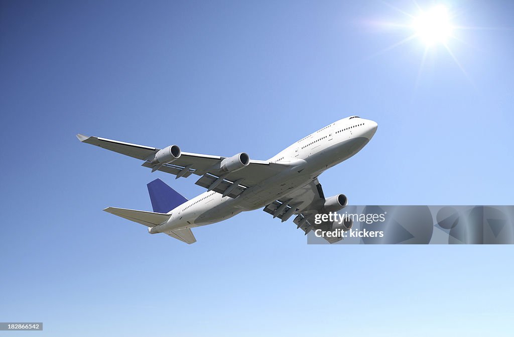 Airliner in klaren sonnigen Himmel