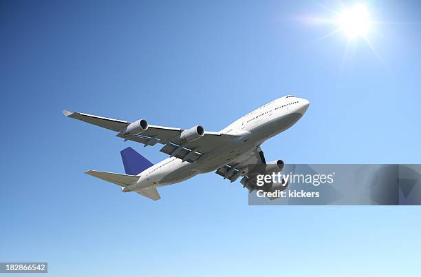 airliner in clear sunny sky - plane take off stockfoto's en -beelden