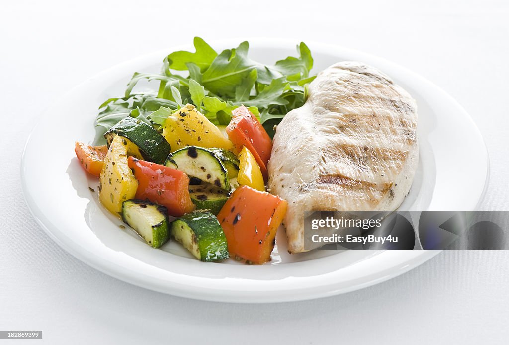 Chicken, vegetables and arugula salad