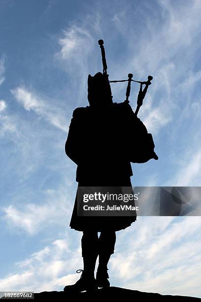 lone schottischen bagpiper - bagpipes stock-fotos und bilder