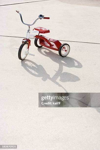 child's triciclo en la entrada - triciclo fotografías e imágenes de stock