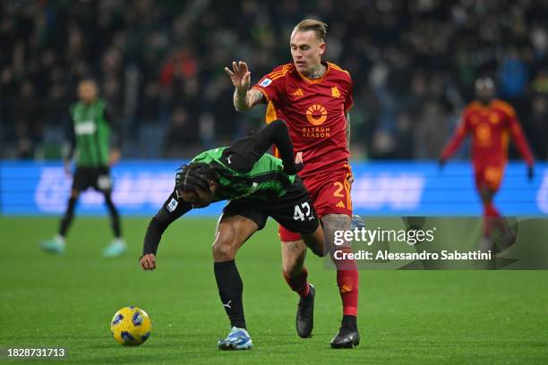 Armand Lauriente of US Sassuolo is challenged by Rick Karsdorp of AS Roma during the Serie A TIM match between US Sassuolo and AS Roma at Mapei...