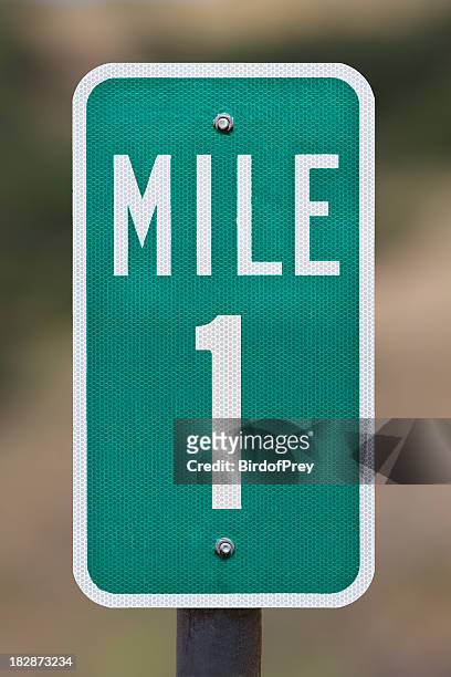 one mile marker - distance marker 個照片及圖片檔