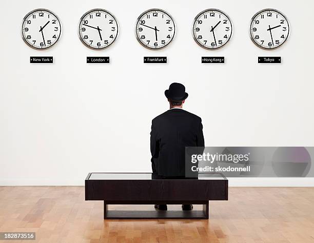 empresario esperar algo - zona horaria fotografías e imágenes de stock