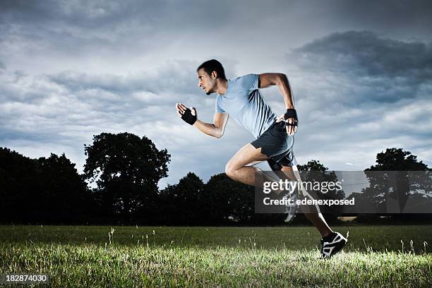 laufen über ein cross-country-training - läufer dramatisch stock-fotos und bilder