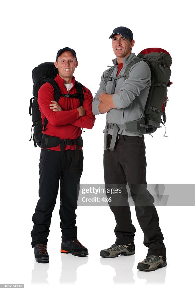 Zwei Wanderer tragen Rucksäcke und Lächeln