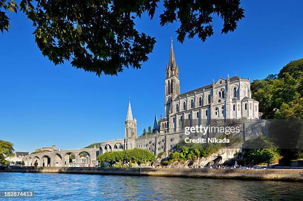 cathedral of lourdes, frankreich - lourdes stock-fotos und bilder