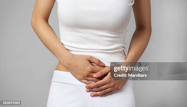dor de estômago ou cólicas menstruais - abdómen imagens e fotografias de stock