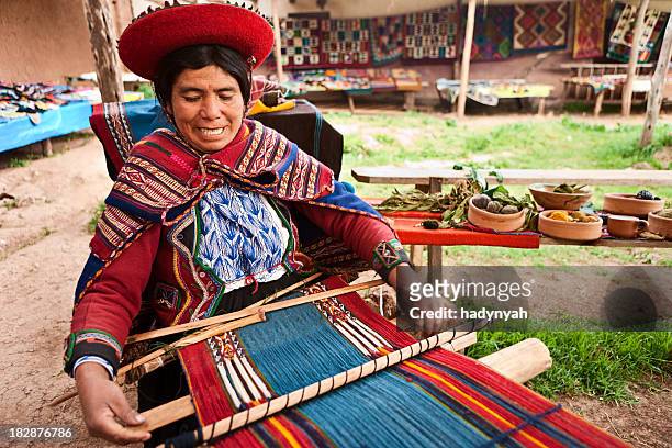 peruanische frau weben, das heilige tal, chinchero - aymara indian stock-fotos und bilder