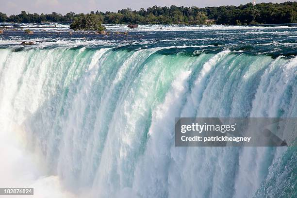 a stunning view of niagara falls - niagarawatervallen stockfoto's en -beelden