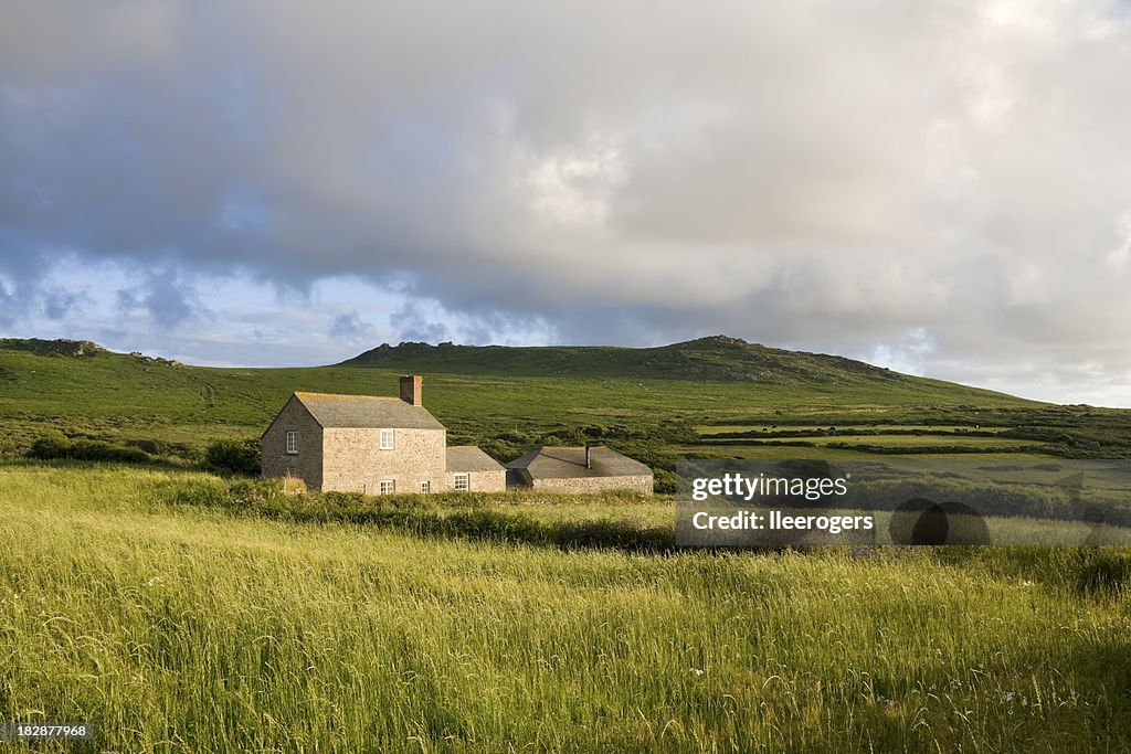 País farm house en el campo cerca de la moorland césped