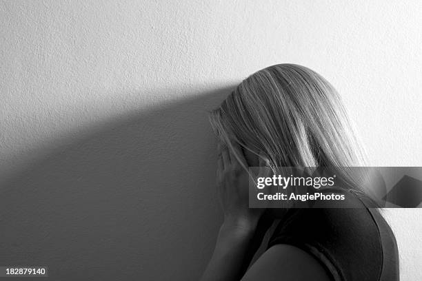 despair - huiselijk geweld stockfoto's en -beelden
