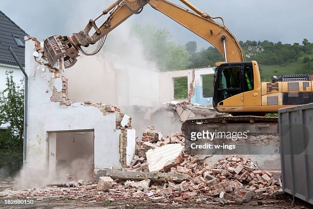 destruction - demolition of florida sinkhole house continues stockfoto's en -beelden