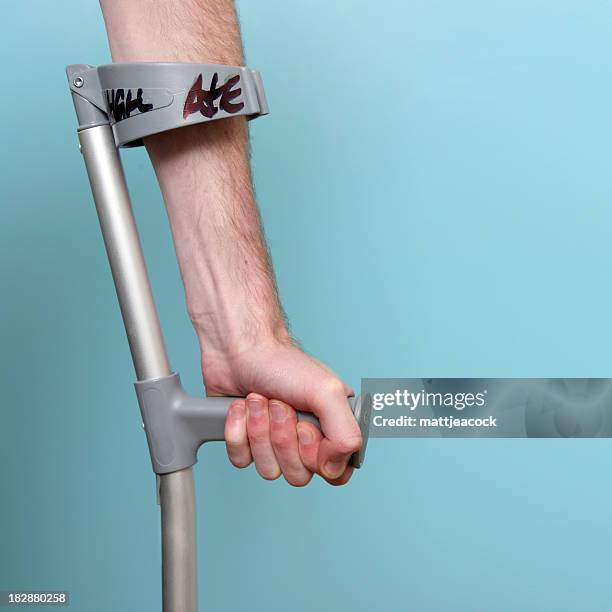 mann auf krücken - menschlicher arm stock-fotos und bilder