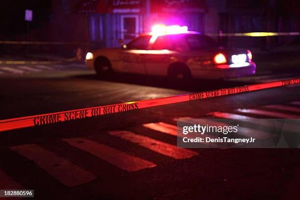 cena do crime com carro de polícia - fita delimitadora imagens e fotografias de stock