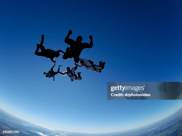 foto stock royalty-free: cinque skydivers in una formazione da caduta libera - salvataggio foto e immagini stock