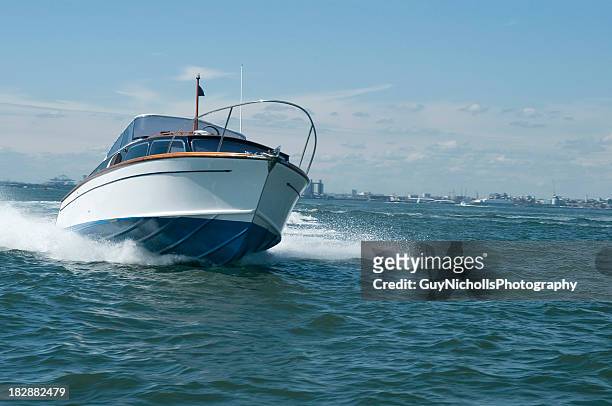 moteur bateau classique - bateau à moteur photos et images de collection
