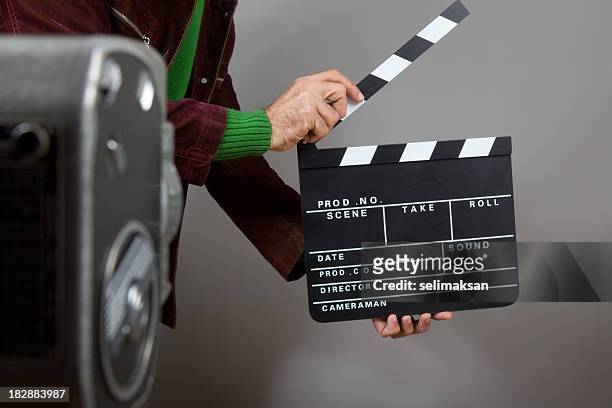 mani di uomo che tiene film ardesia prima di vecchio stile telecamera - film director foto e immagini stock