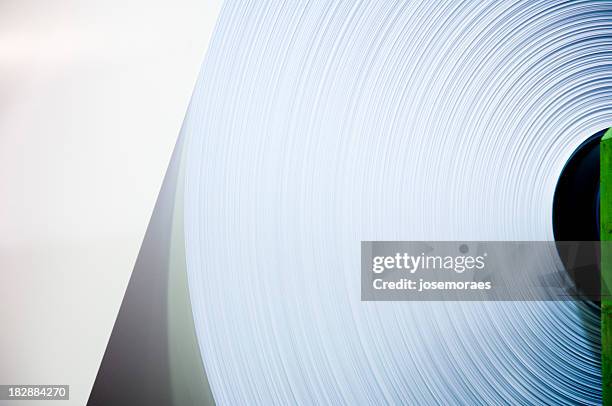 close-up of an industrial sized roll of paper - opgerold stockfoto's en -beelden