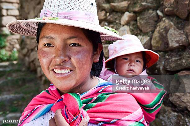bolivianische frau tragen ihr baby, isla del sol, bolivien - bolivianischer abstammung stock-fotos und bilder