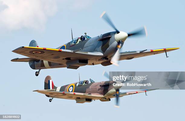 spitfire formazione - wwii fighter plane foto e immagini stock