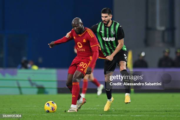 Romelu Lukaku of AS Roma is challenged by Martin Erlic of US Sassuolo during the Serie A TIM match between US Sassuolo and AS Roma at Mapei Stadium -...