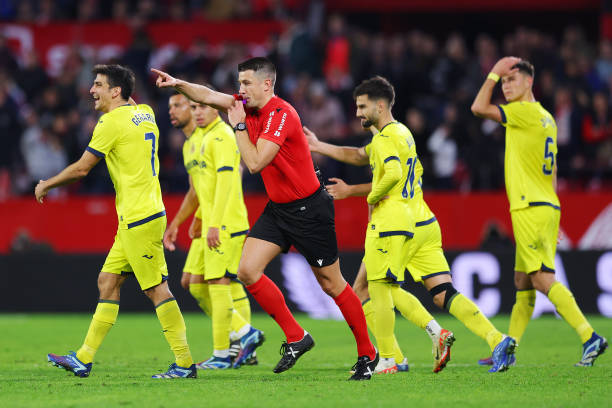 Referee Isidro Díaz de Mera Escuderos gesture after VAR ruled the goal out during the LaLiga EA Sports match between Sevilla FC and Villarreal CF at...