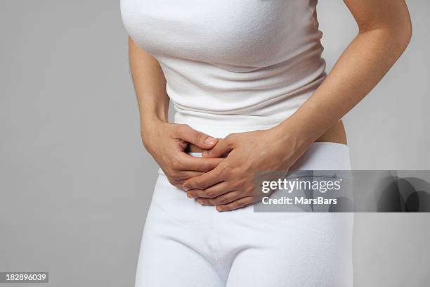 mujer con dolor abdominal o calambres - pm fotografías e imágenes de stock