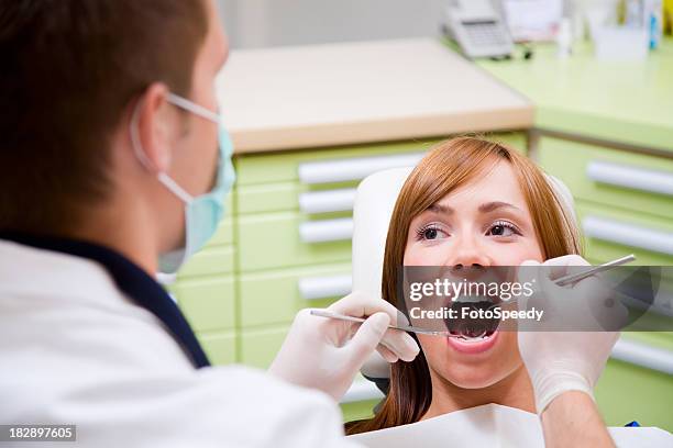 ufficio del dentista - ventenne foto e immagini stock