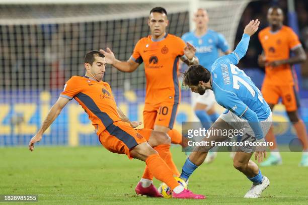 Henrikh Mkhitaryan of FC Internazionale battles for possession with Khvicha Kvaratskhelia of SSC Napoli during the Serie A TIM match between SSC...