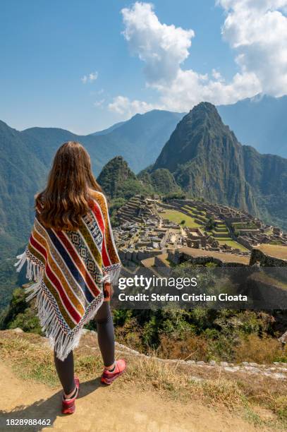 young tourist admiring machu picchu, peru - cultura peruana - fotografias e filmes do acervo