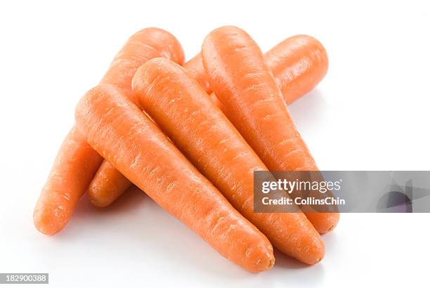 carottes fraîches isolé sur fond blanc - carotte fond blanc photos et images de collection