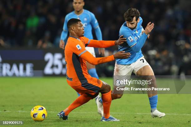 Khvicha Kvaratskhelia of SSC Napoli battles for possession with Denzel Dumfries of FC Internazionale during the Serie A TIM match between SSC Napoli...