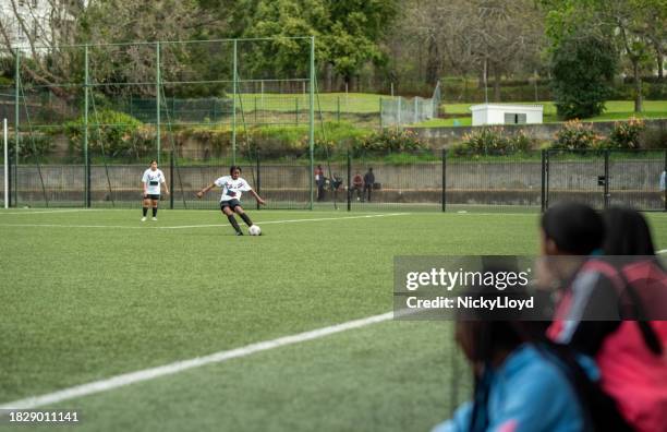jeune joueuse de football en action lors d’un match sur le terrain - limites du terrain photos et images de collection