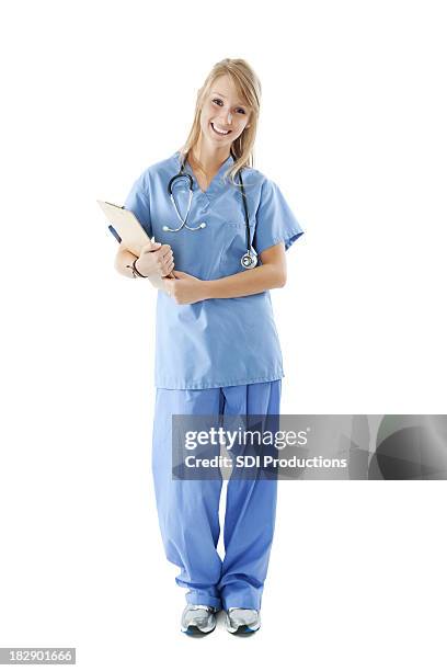 jeune infirmière avec le presse-papiers et complet du corps, isolé sur blanc - body scrub photos et images de collection