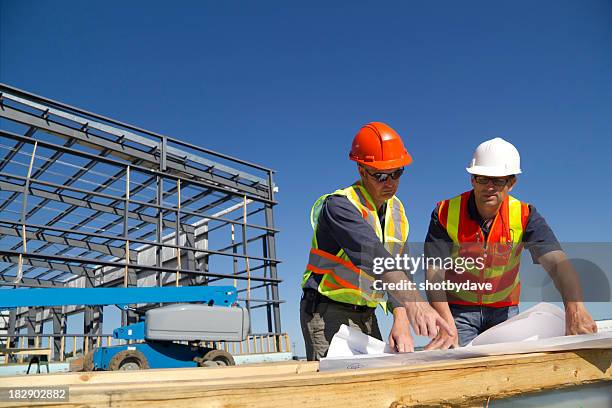 dos arquitectos - capataz fotografías e imágenes de stock