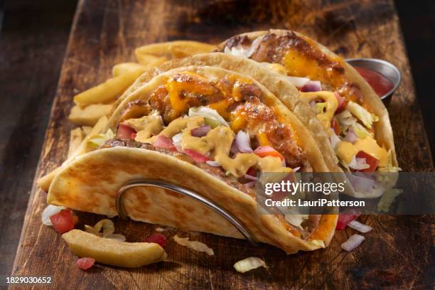 der virale smash ground chicken cheese burger taco - aioli stock-fotos und bilder