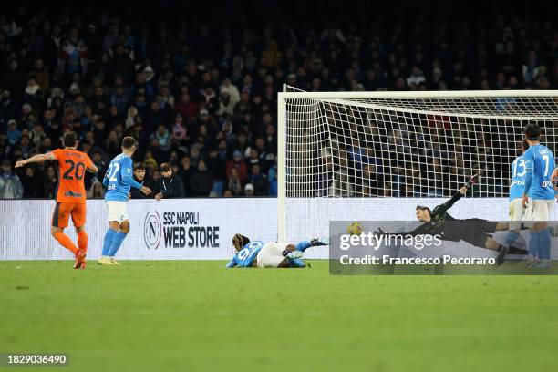 Hakan Calhanoglu of FC Internazionale scores his side first goal during the Serie A TIM match between SSC Napoli and FC Internazionale at Stadio...