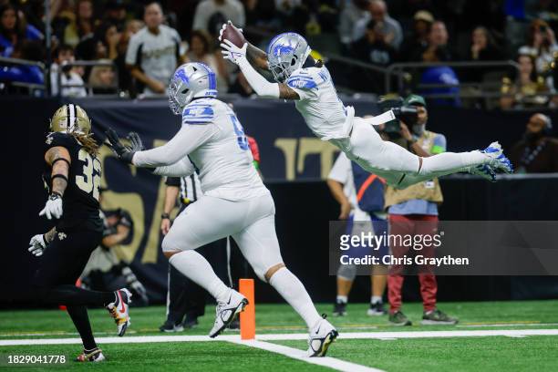 Jameson Williams of the Detroit Lions dives to score a touchdown in the fourth quarter against the New Orleans Saints at the Caesars Superdome on...