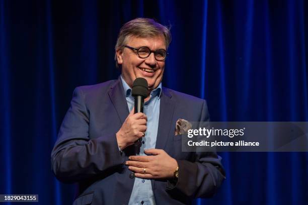 December 2023, Bavaria, Passau: Comedian Hape Kerkeling speaks at the Scharfrichterhaus. Kerkeling once won the ScharfrichterBeil cabaret prize as a...