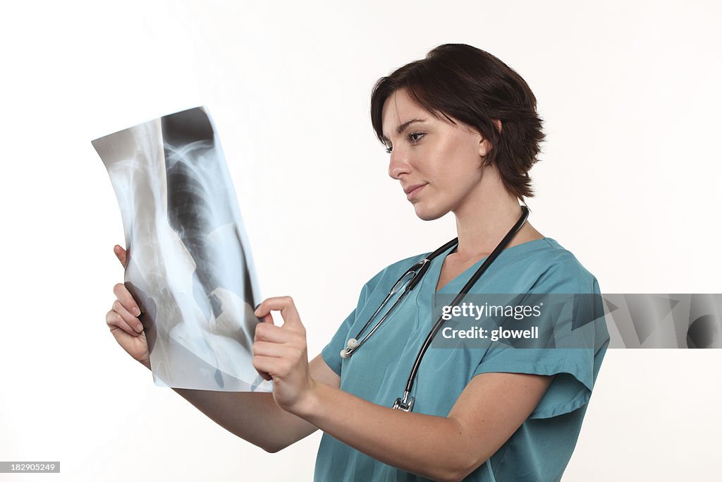 Médico, olhando para a radiografia Pulmonar