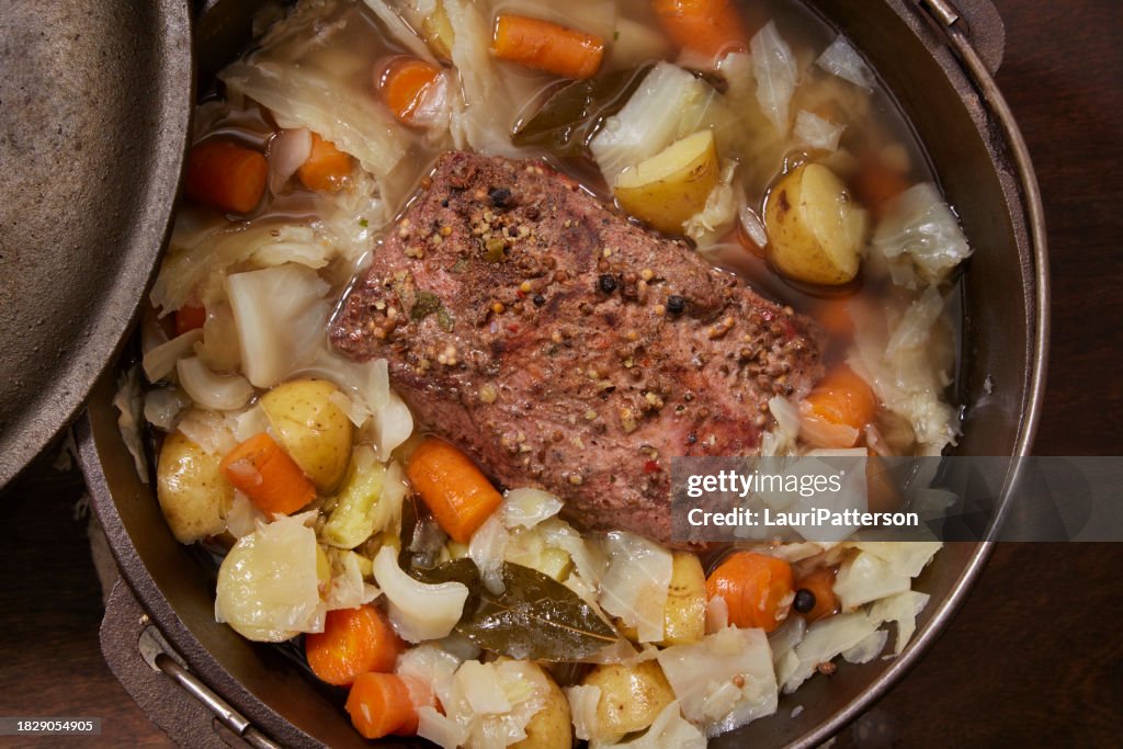 Zubereitung von langsam gegartem Corned Beef und Kohlbrust