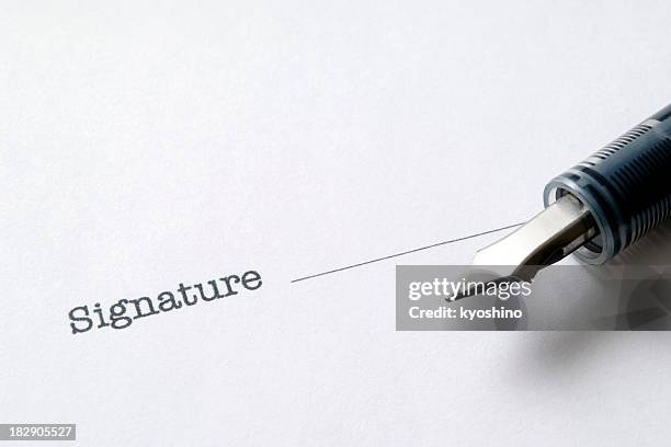 close-up of contract form with fountain pen - vulpen stockfoto's en -beelden