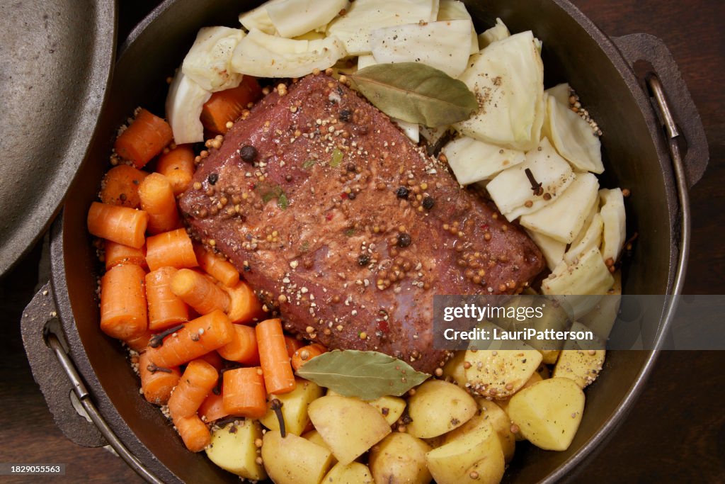 Zubereitung von langsam gegartem Corned Beef und Kohlbrust