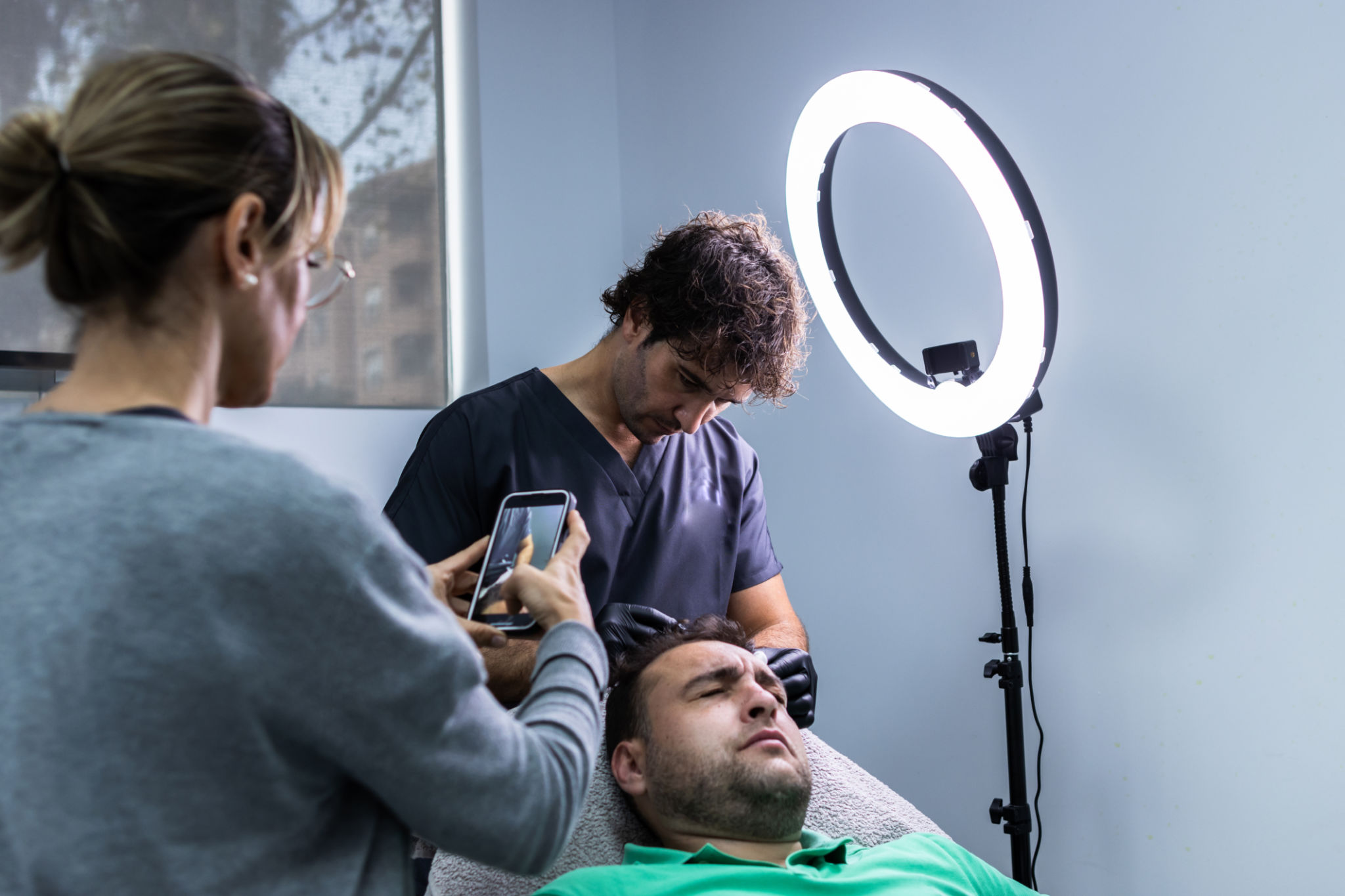 Foto de uma clínica de estética com um médico realizando um tratamento para sua cliente e uma mulher está sendo veiculada em suas redes sociais. Foto de uma clínica de estética com um médico realizando um tratamento para sua cliente e uma mulher está sendo veiculada em suas redes sociais.