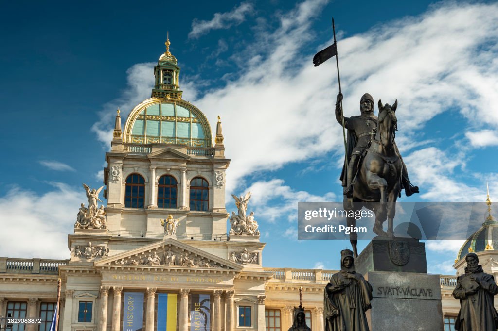 Tschechisches Nationalmuseum auf dem Wenzelsplatz Öffentlicher Boulevard und Einkaufsviertel in Prag Tschechien Europa