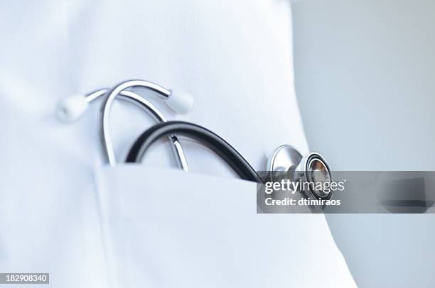 arzt stethoskop in den lab coat tasche - doctor lab coat stock-fotos und bilder