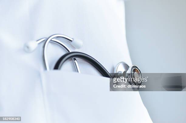 estetoscopio médico bata de laboratorio en el bolsillo - stethoscope fotografías e imágenes de stock